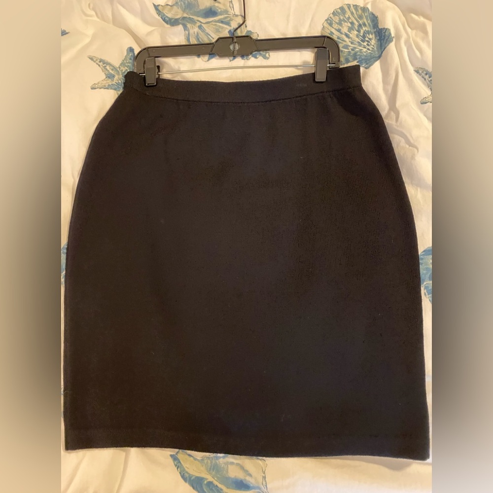 ST JOHN: BEAUTIFUL SIZE 14 ST JOHN BASICS SANTANA KNIT BLACK PENCIL SKIRT. EUC.